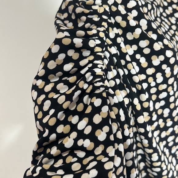 VINCE CAMUTO BLACK AND CREAM POLKA DOT SLEEVELESS V NECK RUSHED SIDES TOP M - Picture 8 of 9